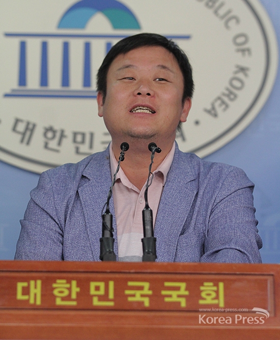저명한 사회활동가 안진걸 민생경제연구소장이 11일 서울 여의도 국회 정론관에서 기자회견을 열고 포스코 해외 혈세낭비 투자 관련 비리를 폭로하고 있다.