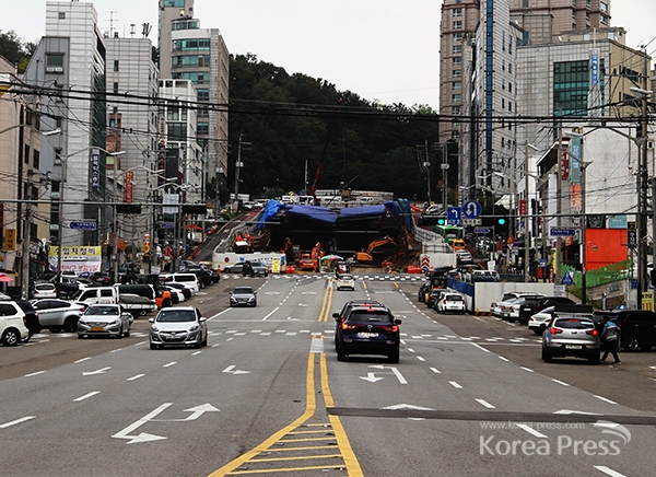 서울 서초구 방배동 소재에서 공사중인 서리풀터널을 놓고 지역 주민과 시의원 사이에 갈등의 골이 깊어지고 있다.