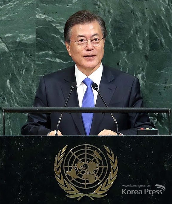 문재인 대통령이 지난 26일 새벽 미국 뉴욕에 있는 유엔 본부에서 북한 비핵화에 대해 국제 사회가 지지해달라는 연설을 하고 있다.