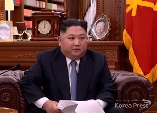 김정은 조선민주주의인민공화국 국무위원장이 2019년 1월 새해 첫날 신년사를 했다고 북한의 관영매체 조선중앙TV가 이날 오전 9시부터 신년사를 방영했다. 김정은 위원장 신년사 화면을 갈무리했다.