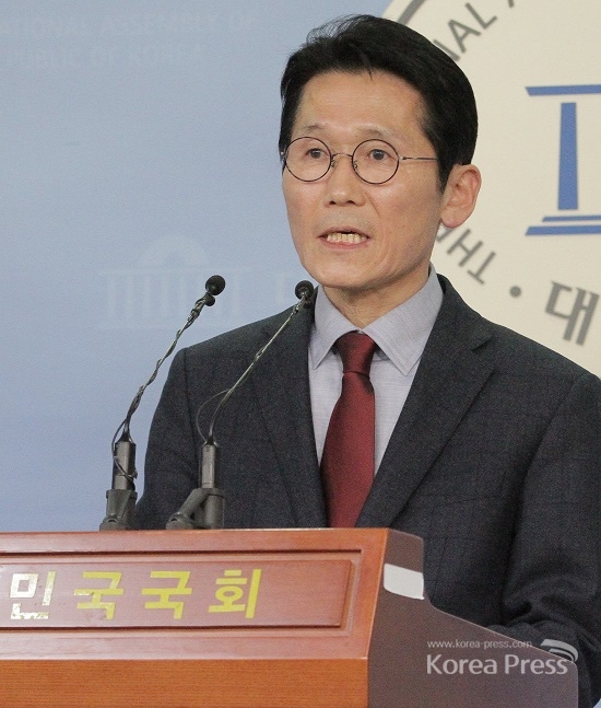 정의당 윤소하 원내대표가 22일 오후 국회 정론관에서 기자회견을 열고 민주평화당 박지원 의원과 자유한국당에 대해 손혜원 의원 적산가옥 투기 의혹을 정쟁으로 삼지 말라고 강력히 경고하고 있다.