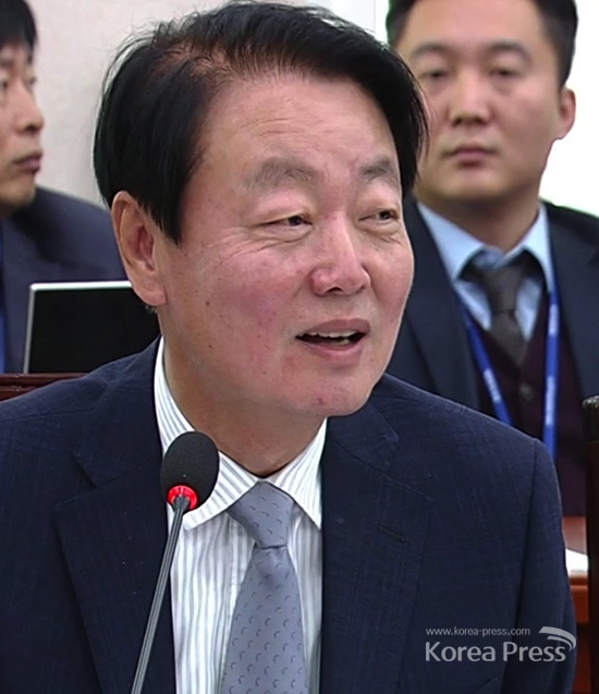 자유한국당 한선교 의원이 22일 오후 보도자료를 내고 손혜원 의원을 향해 원색적인 비난을 쏟아냈다.