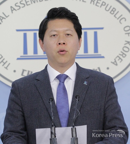 더불어민주당 서재헌 상근부대변인이 26일 오후 국회 정론관에서 논평을 내고 자유한국당에 대해 날선 비판을 가하고 있다.