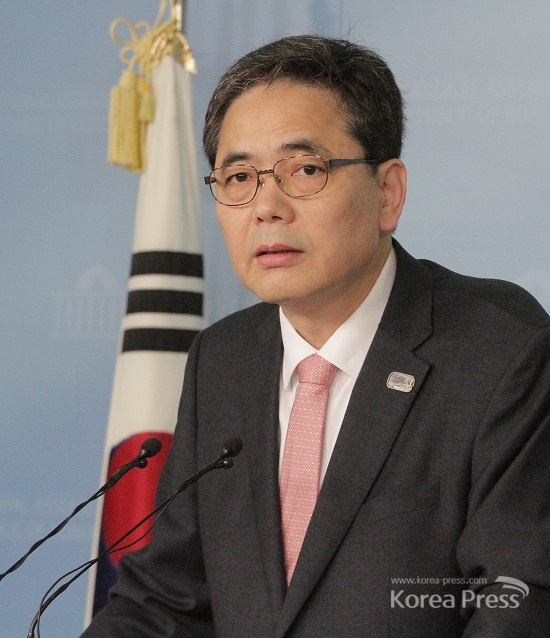 자유한국당 곽상도 의원이 5일 오후 국회 정론관에서 기자회견을 열고 자신과 관련된 각종 의혹에 대해 조목조목 반박하고 있다.