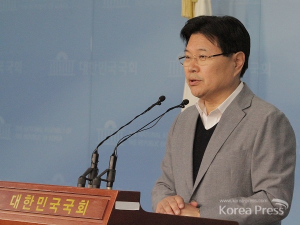 자유한국당 홍문종 의원이 16일 오후 국회 정론관에서 기자회견을 열고 “죄 없는 박근혜 대통령을 즉각 무죄석방해야 한다”고 강력히 호소하고 있다.