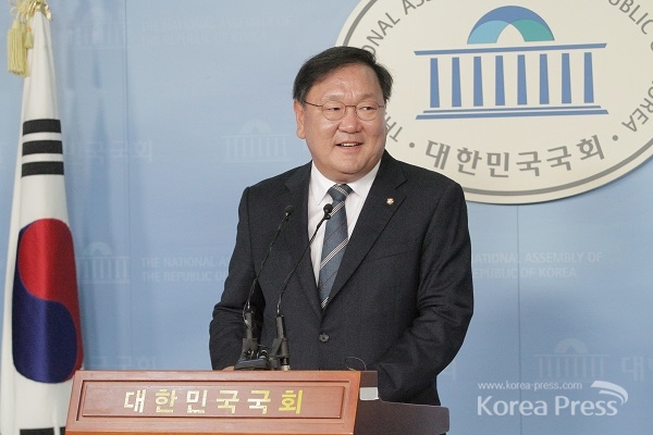더불어민주당 김태년 의원이 30일 오후 국회 정론관에서 기자회견을 열고 당내 원내대표 경선에 출마할 것을 공식적으로 선언하고 있다.
