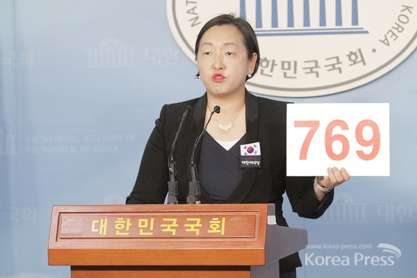 대한애국당 인지연 수석대변인이 8일 오후 박근혜 대통령 구속 769일이 지났다면서 논평을 하다가 문득 홍준표 전 자유한국당의 망언이 생각난 듯, 홍준표 전 대표의 발언을 문제 삼고 신랄한 비판을 가했다.