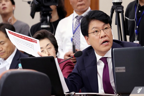 6일 자유한국당 장제원 의원이 조국 후보자 청문회중 조 후보자에게 질의를 하고 있다.