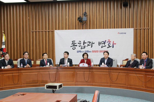 6일 자유한국당 장제원 의원이 조국 후보자 청문회중 조 후보자에게 질의를 하고 있다.