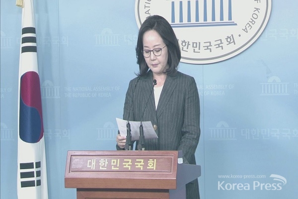 추석 연휴 마지막날 15일 자유한국당 김현아 원내대변인은 국회 정론관에서 논평을 하고 있다.