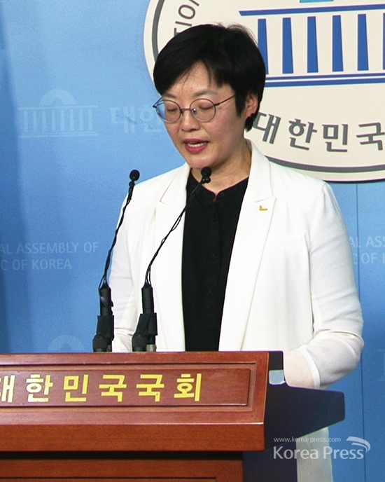 정의당 오현주 대변인이 1일 국회 정론관에서 논평을 내고 자유한국당 인재영입에 대해 맹렬히 비난했다.