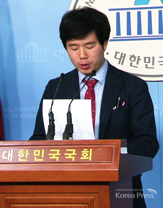자유한국당 장능인 상근부대변인이 1일 국회 정론관에서 논평을 내고 무소속 박지원 의원을 단단히 혼내줬다.