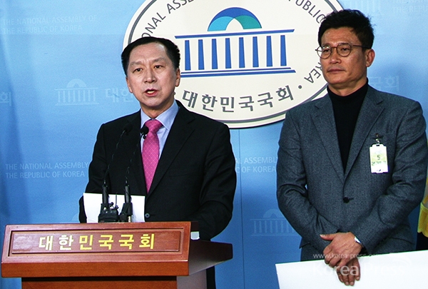 자유한국당 소속 김기현(왼쪽) 전 울산시장이 27일 오전 국회 정론관에서 기자회견을 열고 자신이 경찰 수사를 받으면서 낙선했던 지난해 6·13 지방선거에 권력기관이 개입했다는 의혹을 제기하고 있다.