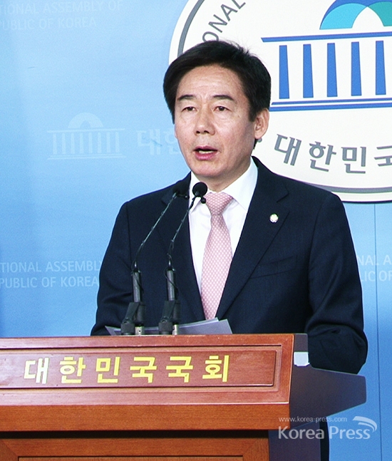 무소속 이용호 의원(전북, 남원 임실 순창)이 19일 국회 정론관에서 기자회견을 열고 공공의료대법 국회 통과에 대해 호소하고 있다.
