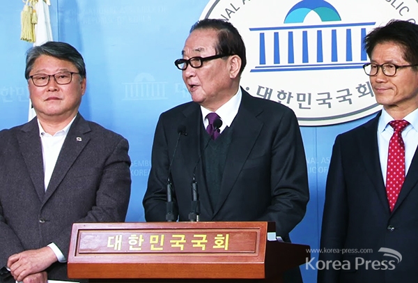 4일 오후 국회 정론관에서 열린 기자회견을 통해 자유공화당 조원진 대표와 김문수 대표, 서청원 의원이 박근혜 친필서신에 대해 환영의 뜻을 표하고 있다.