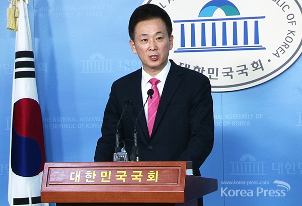 유영하 변호사가 4일 국회 정론관에서 기자회견을 열고 박근혜 피고인의 친필 편지를 낭독하고 있다.