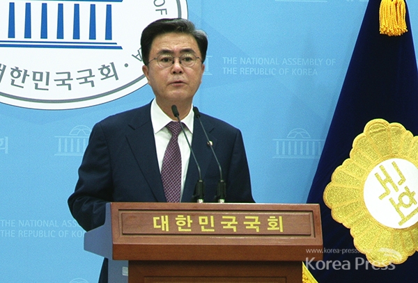 미래통합당 김태흠 의원이 3일 오전 서울 영등포구 여의도 국회 소통관에서 기자회견을 열고 원내대표 경선 출마를 선언하고 있다.