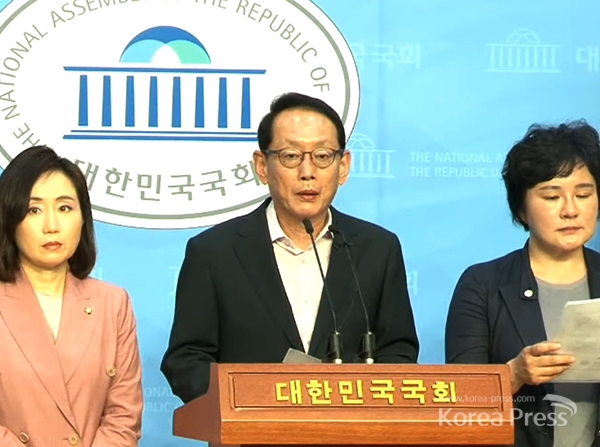 미래통합당 법사위원인 김도읍 의원과 조수진 의원이 13일 국회 소통관에서 기자회견을 열고, 더불어민주당이 강행하고 있는 공수처법 국회 통과에 대해 반대 의견을 분명히 하고 있다.