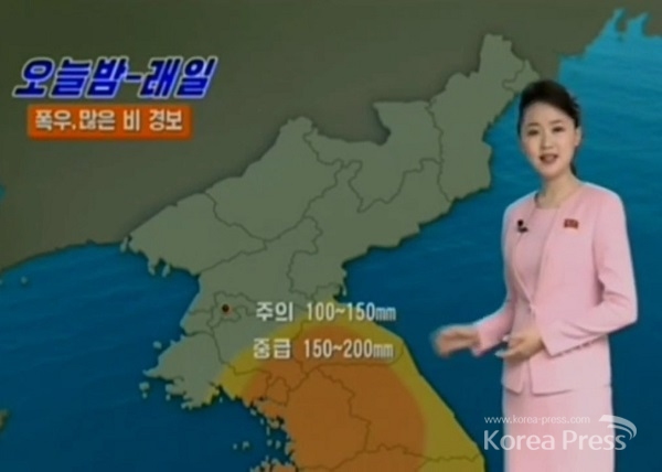 조선민주주의인민공화국 기상수문국이 전하는 날씨를 북한 관영매체인 조선중앙방송이 신속하게 날씨 관련 정보를 전하는 장면을 갈무리했다.