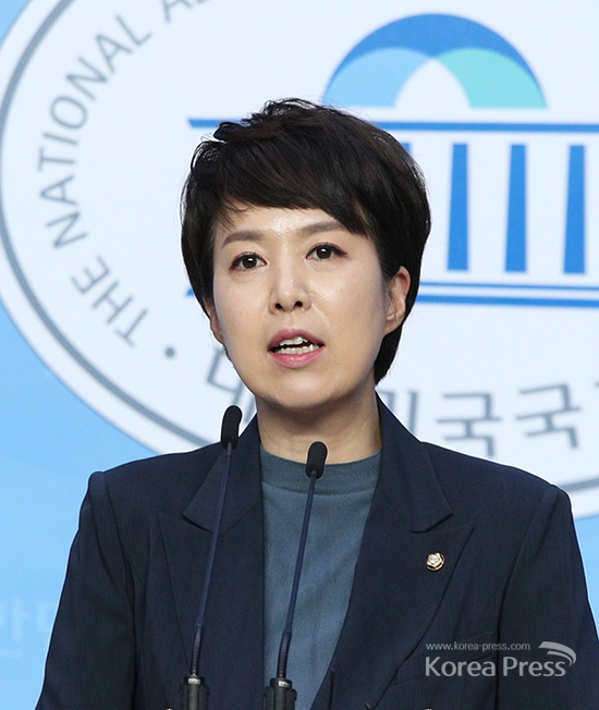 미래통합당 김은혜 대변인이 9일 국회 소통관에서 논평을 내고 추미애 법무부장관의 검찰인사에 대해 날선 비판을 가하고 있다.