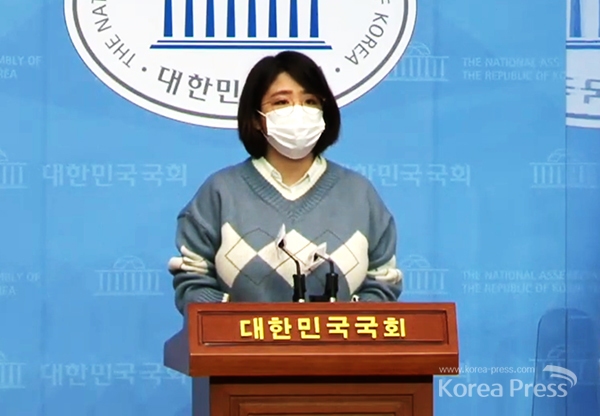 기본소득당 용혜인 의원이 지난해 12월 24일 국회 소통관에서 기자회견을 열고, 전국민 재난지원금에 대해 차별을 두지 않는 보편적 지급을 강력히 촉구하고 있다.