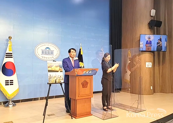 안상수 전 인천시장이 1일 국회 소통관에서 기자회견을 열고 20대 대통령 선거에 출마하겠다고 선언하고 있다.