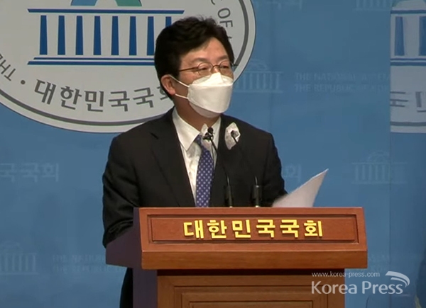 국민의힘 대선 예비후보자인 유승민 전 의원이 31일 서울 여의도 국회 소통관에서 긴급 기자회견을 하고 있다.