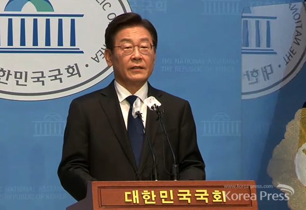 이재명 더불어민주당 의원이 17일 서울 영등포구 여의도동 소재 국회 소통관에서 기자회견을 열고 당대표 출마를 공식 선언하고 있다.