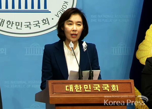 박경미 전 의원이 6일 서울시 영등포구 여의도동 소재 국회 소통관에서 기자회견을 열고 오는 4월 10일로 예정된 제22대 총선에서 서울시 강남병 지역구에 출마하겠다고 공식 선언하고 있다.